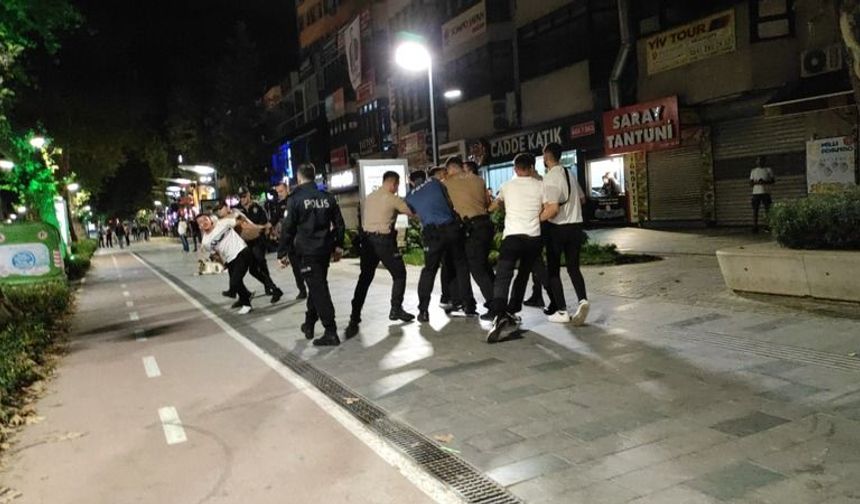 İzmit'te olaylı gece, iki grup birbirine girdi